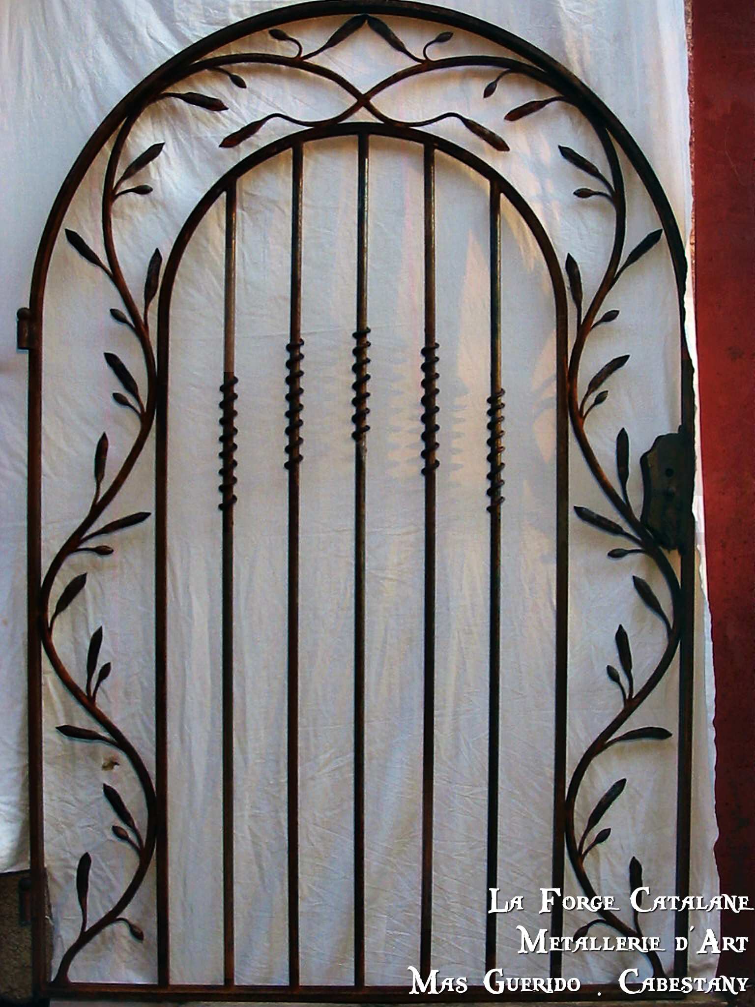 grille articulee cintree inspiration rameau olivier barreaudages vertical forge catalane.jpg